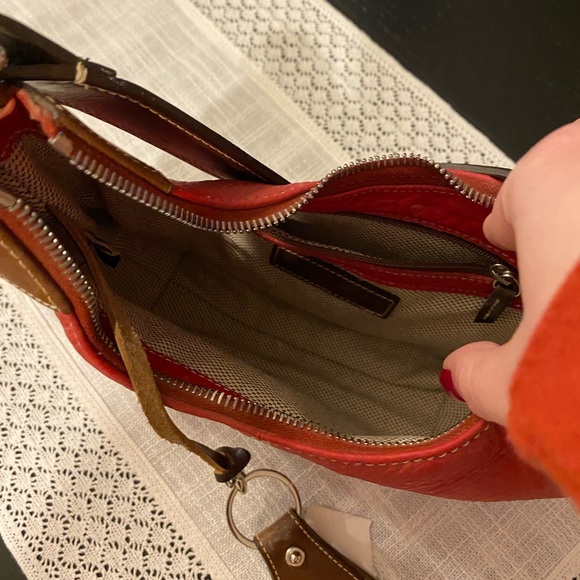 Vintage Dooney & Bourke Red leather shoulder bag with keychain - Picture 4 of 9